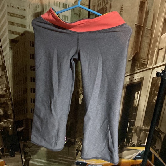 EUC woman’s size 2 reversible Ivivva by Lululemon capris - Picture 6 of 7